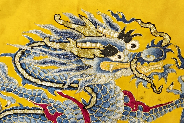 古玩雜項【0起】清晚期?黃地三藍盤金繡龍紋刺繡掛屏拍賣，當前價格640元