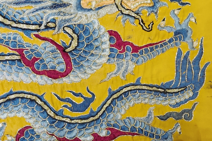 古玩雜項【0起】清晚期?黃地三藍盤金繡龍紋刺繡掛屏拍賣，當前價格640元