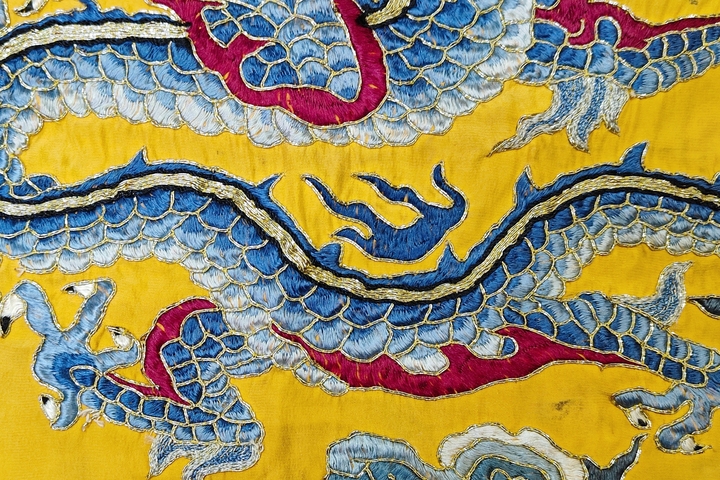 古玩雜項【0起】清晚期?黃地三藍盤金繡龍紋刺繡掛屏拍賣，當前價格640元