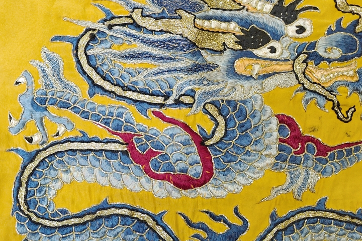 古玩雜項【0起】清晚期?黃地三藍盤金繡龍紋刺繡掛屏拍賣，當前價格640元