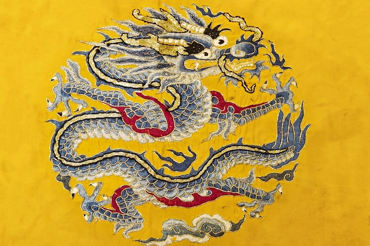 古玩雜項【0起】清晚期?黃地三藍盤金繡龍紋刺繡掛屏拍賣，當前價格640元