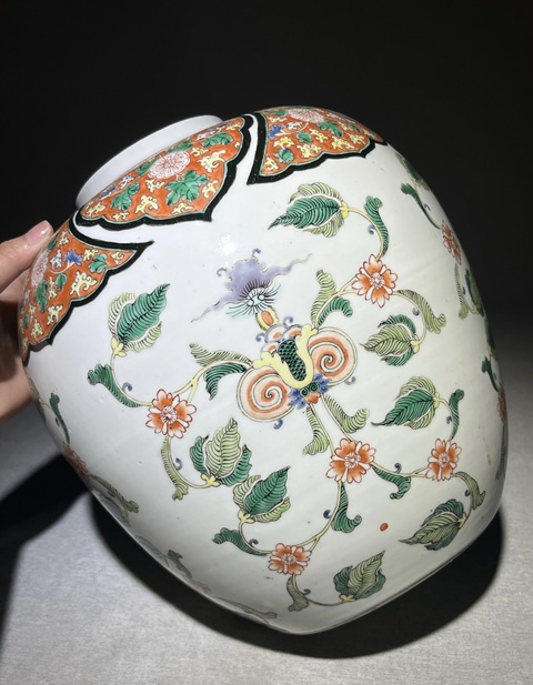 古玩陶瓷五彩披肩花卉紋蓋罐真品鑒賞圖