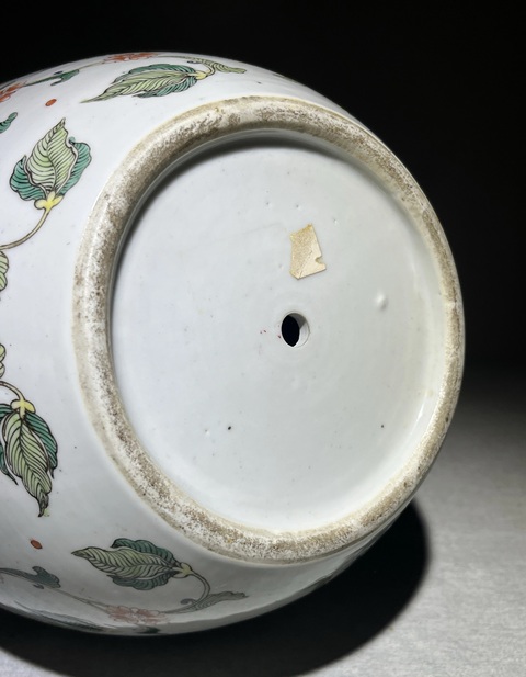 古玩陶瓷五彩披肩花卉紋蓋罐真品鑒賞圖