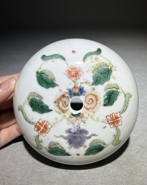 古玩陶瓷五彩披肩花卉紋蓋罐真品鑒賞圖