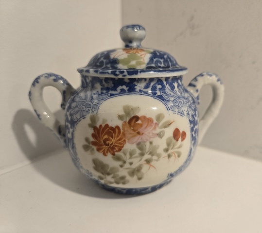古玩陶瓷花卉紋雙耳蓋罐真品鑒賞圖