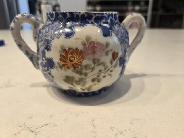 古玩陶瓷花卉紋雙耳蓋罐真品鑒賞圖