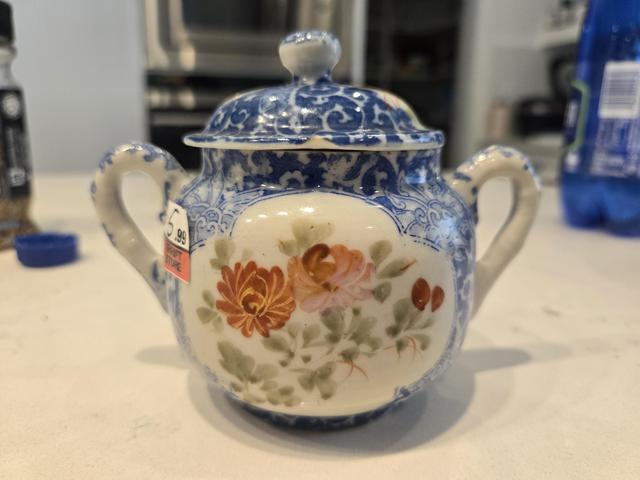 古玩陶瓷花卉紋雙耳蓋罐真品鑒賞圖