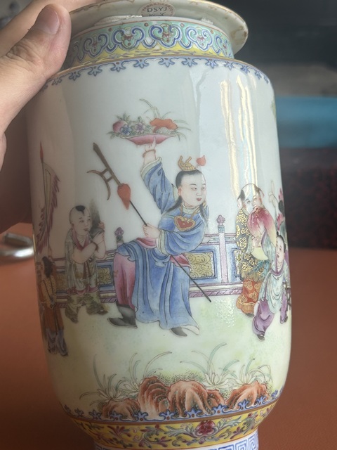 古玩陶瓷嬰戲紋粉彩燈籠瓶真品鑒賞圖