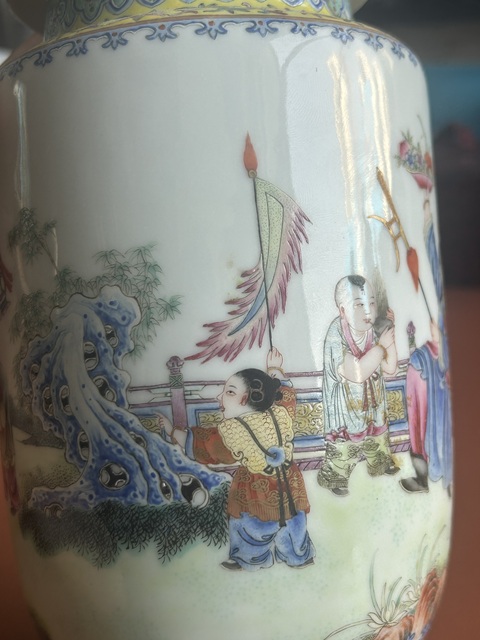 古玩陶瓷嬰戲紋粉彩燈籠瓶真品鑒賞圖