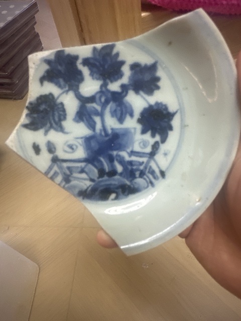 古玩陶瓷正德樹石欄桿青花盤標本真品鑒賞圖