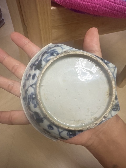 古玩陶瓷正德樹石欄桿青花盤標本真品鑒賞圖