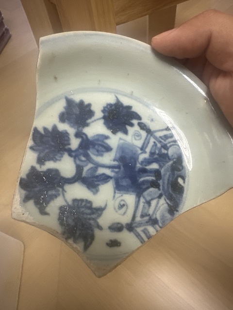 古玩陶瓷正德樹石欄桿青花盤標本真品鑒賞圖