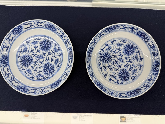 古玩陶瓷花卉紋青花盤真品鑒賞圖