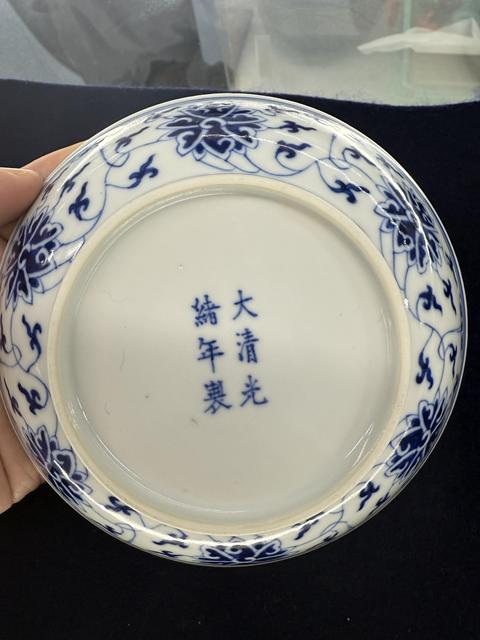 古玩陶瓷花卉紋青花盤真品鑒賞圖