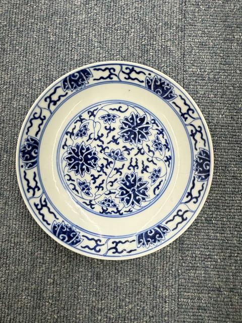 古玩陶瓷花卉紋青花盤真品鑒賞圖