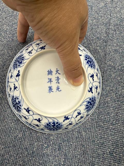 古玩陶瓷花卉紋青花盤真品鑒賞圖