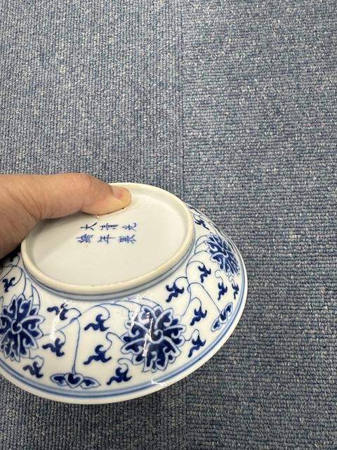 古玩陶瓷花卉紋青花盤真品鑒賞圖