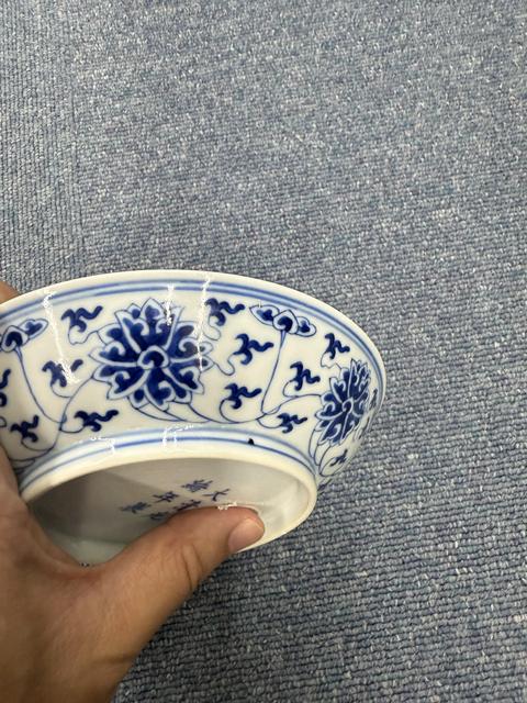 古玩陶瓷花卉紋青花盤真品鑒賞圖