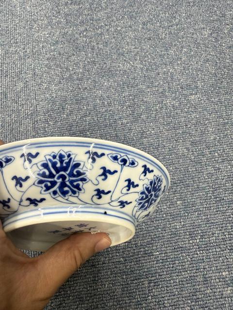 古玩陶瓷花卉紋青花盤真品鑒賞圖