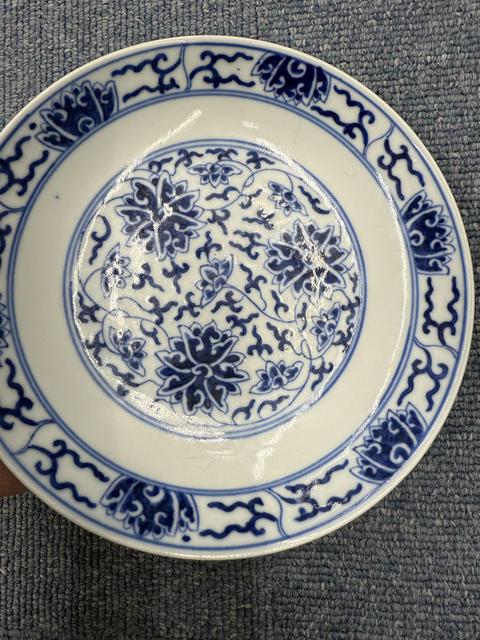 古玩陶瓷花卉紋青花盤真品鑒賞圖