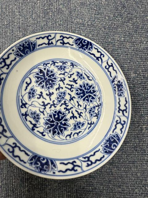 古玩陶瓷花卉紋青花盤真品鑒賞圖