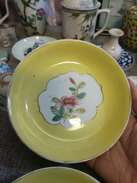 古玩陶瓷民國黃地粉彩花卉紋盤拍賣，當前價格3888元