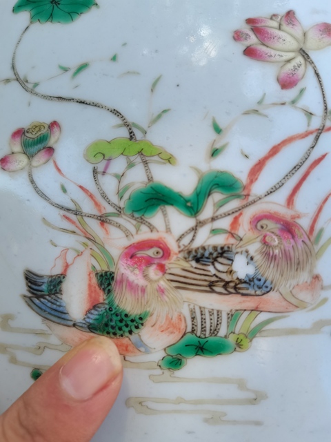 古玩陶瓷連年有余蓮池游禽滿池嬌粉彩缸真品鑒賞圖