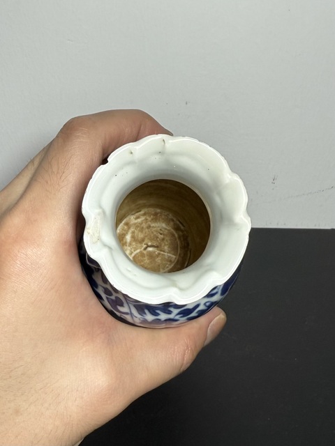 古玩陶瓷晚清·青花纏枝蓮寶相花浮雕螭龍“一統(tǒng)山河”紋包袱瓶拍賣,當(dāng)前價(jià)格1500元