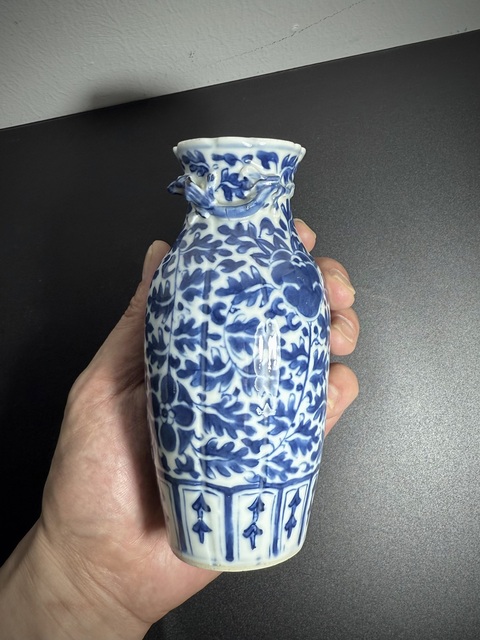 古玩陶瓷晚清·青花纏枝蓮寶相花浮雕螭龍“一統(tǒng)山河”紋包袱瓶拍賣,當(dāng)前價(jià)格1500元