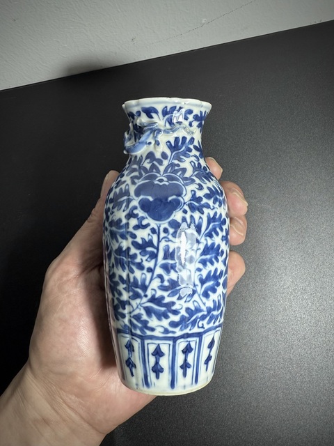 古玩陶瓷晚清·青花纏枝蓮寶相花浮雕螭龍“一統(tǒng)山河”紋包袱瓶拍賣,當(dāng)前價(jià)格1500元