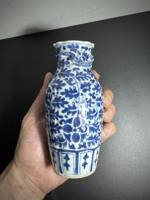 古玩陶瓷晚清·青花纏枝蓮寶相花浮雕螭龍“一統(tǒng)山河”紋包袱瓶拍賣,當(dāng)前價(jià)格1500元