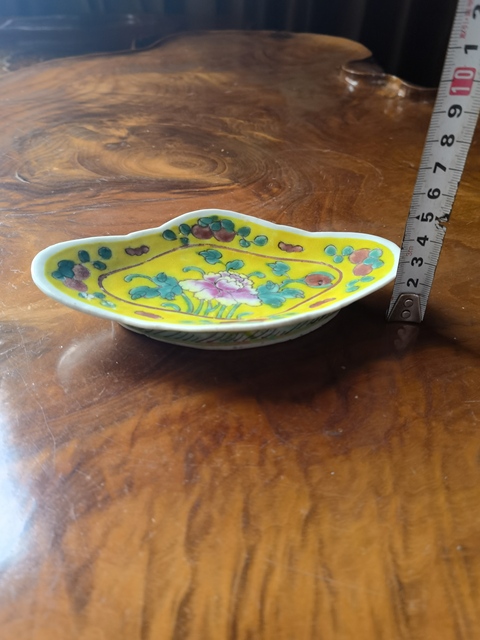 古玩陶瓷晚清花卉紋黃地粉彩海棠盤拍賣,當前價格399元