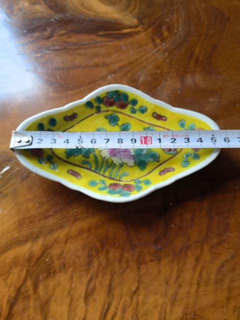 古玩陶瓷晚清花卉紋黃地粉彩海棠盤拍賣,當前價格399元