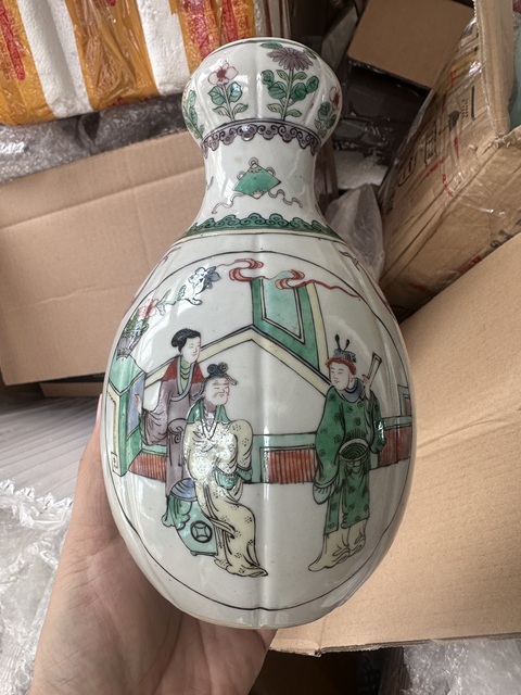 古玩陶瓷五彩人物故事紋蒜頭瓶拍賣,當前價格3800元