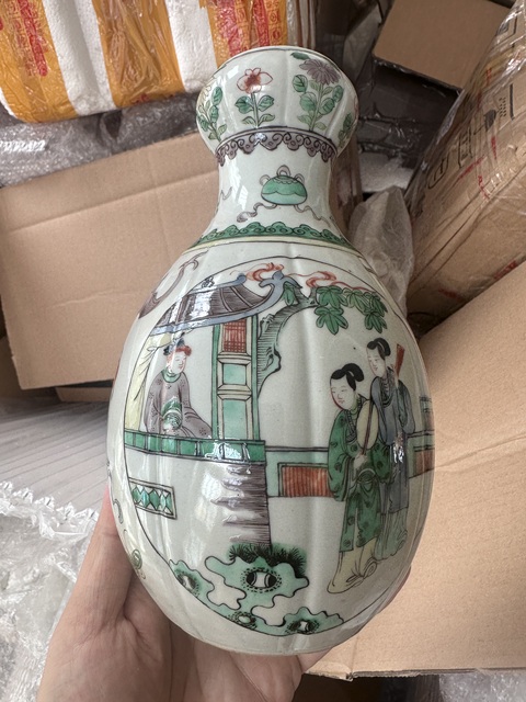 古玩陶瓷五彩人物故事紋蒜頭瓶拍賣,當前價格3800元