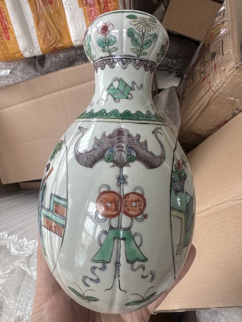 古玩陶瓷五彩人物故事紋蒜頭瓶拍賣,當前價格3800元