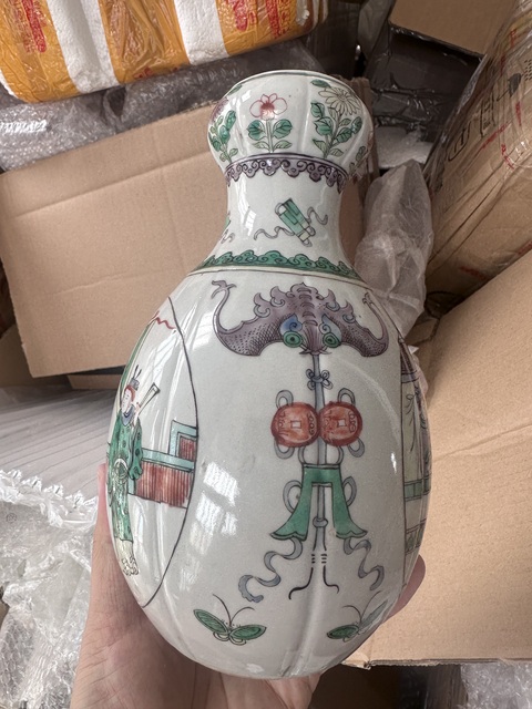 古玩陶瓷五彩人物故事紋蒜頭瓶拍賣,當前價格3800元