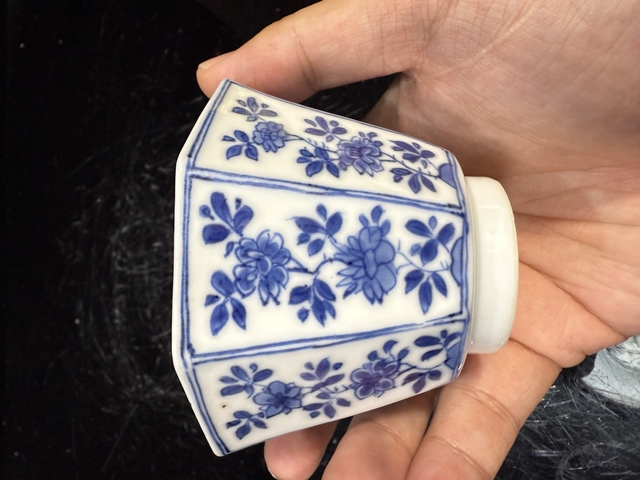 古玩陶瓷花卉紋青花八方杯真品鑒賞圖