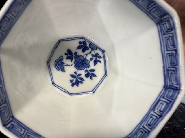 古玩陶瓷花卉紋青花八方杯真品鑒賞圖