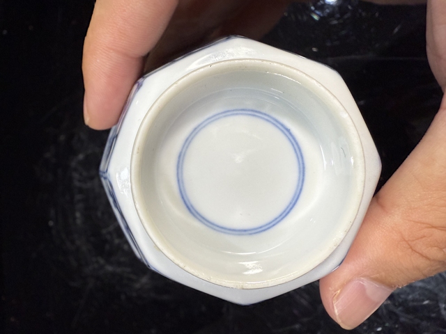 古玩陶瓷花卉紋青花八方杯真品鑒賞圖