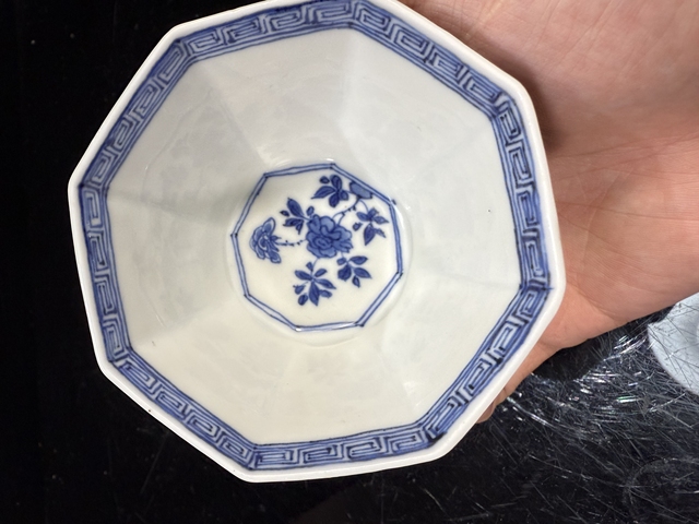 古玩陶瓷花卉紋青花八方杯真品鑒賞圖