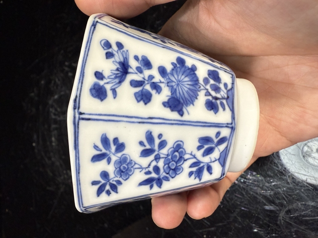 古玩陶瓷花卉紋青花八方杯真品鑒賞圖