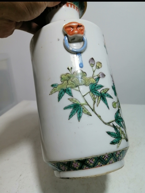 古玩陶瓷花卉紋雙鋪首瓶真品鑒賞圖