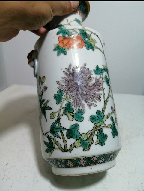 古玩陶瓷花卉紋雙鋪首瓶真品鑒賞圖