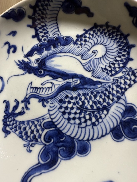古玩陶瓷青花過(guò)墻龍的小盤真品鑒賞圖
