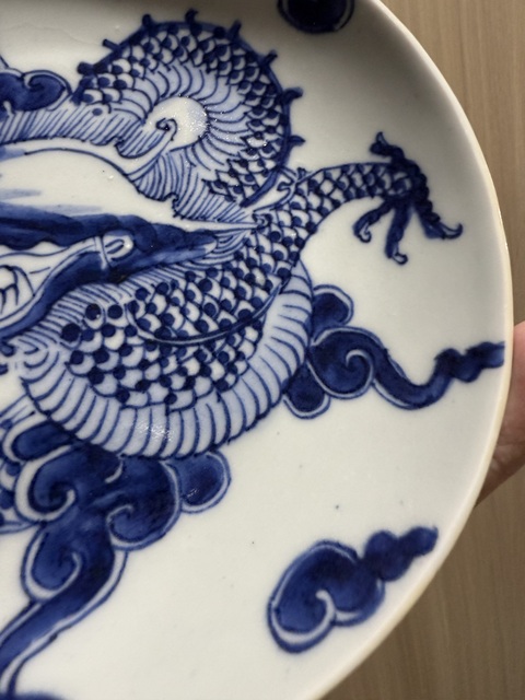 古玩陶瓷青花過(guò)墻龍的小盤真品鑒賞圖