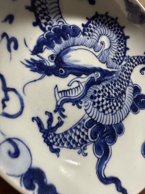 古玩陶瓷青花過(guò)墻龍的小盤真品鑒賞圖
