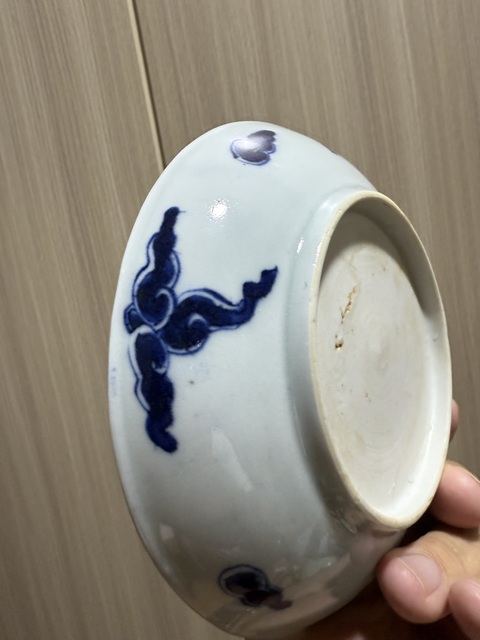 古玩陶瓷青花過(guò)墻龍的小盤真品鑒賞圖