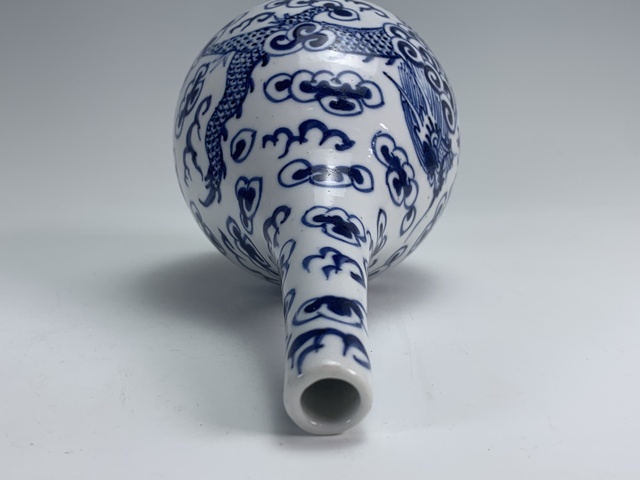 古玩陶瓷清晚期·青花雙龍戲珠紋膽瓶拍賣,當前價格776元