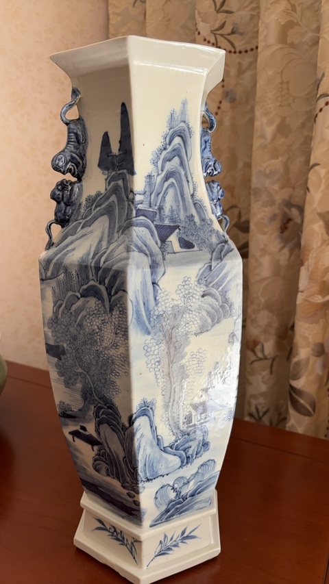 古玩陶瓷山水詩紋雙對獅耳六方瓶真品鑒賞圖